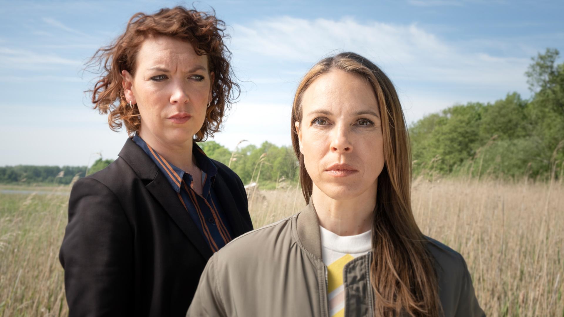 Lina Beckmann (Melly Böwe) und Anneke Kim Sarnau (Katrin König) stehen in einem Kornfeld. Lina Beckmann (Melly Böwe) und Anneke Kim Sarnau (Katrin König) stehen in einem Kornfeld.