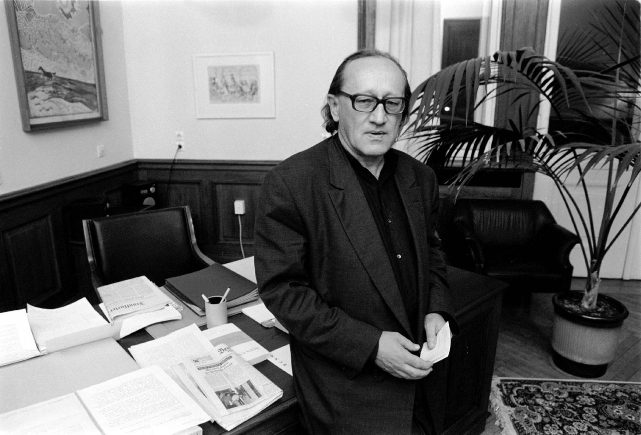 Heiner Müller, Präsident der Akademie der Künste der DDR, aufgenommen am 26.02.1991, mit schwarzer Brille und Jacket Heiner Müller, Präsident der Akademie der Künste der DDR, aufgenommen am 26.02.1991, mit schwarzer Brille und Jacket