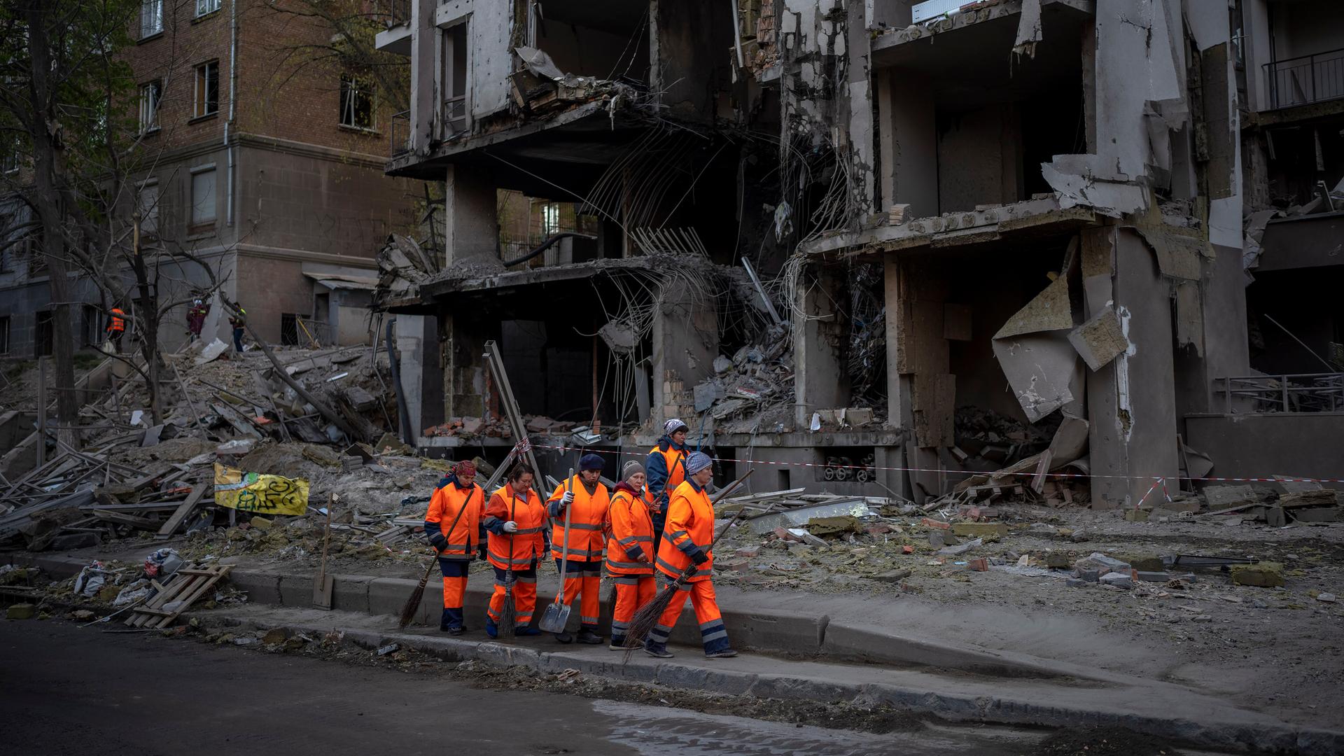 Arbeiter eines Aufräumtrupps in Kiew vor einem Gebäude nach einer Explosion. Arbeiter eines Aufräumtrupps in Kiew vor einem Gebäude nach einer Explosion.
