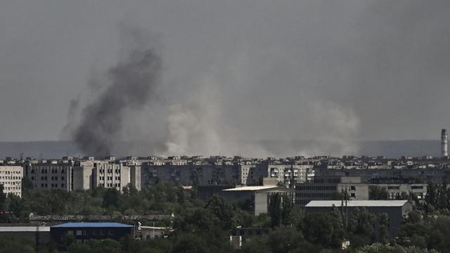 Rauchsäulen über der Stadt Sjewjerodonezk in der Region Donbass im Osten der Ukraine.
