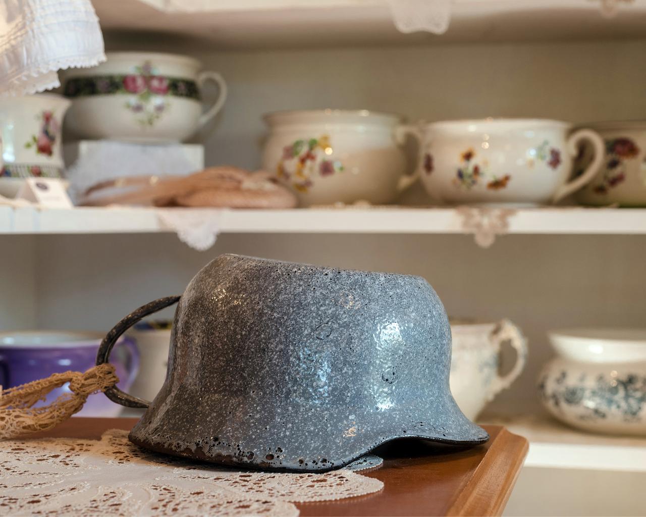 Ein zu einem Nachttopf umgestalteter Stahlhelm aus dem Ersten Weltkrieg im Nachttopfmuseum in Thurnau (Bayern). Ein zu einem Nachttopf umgestalteter Stahlhelm aus dem Ersten Weltkrieg im Nachttopfmuseum in Thurnau (Bayern).
