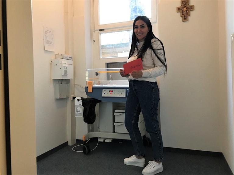 Güzide Kadah in den Räumen ... Güzide Kadah in den Räumen ...