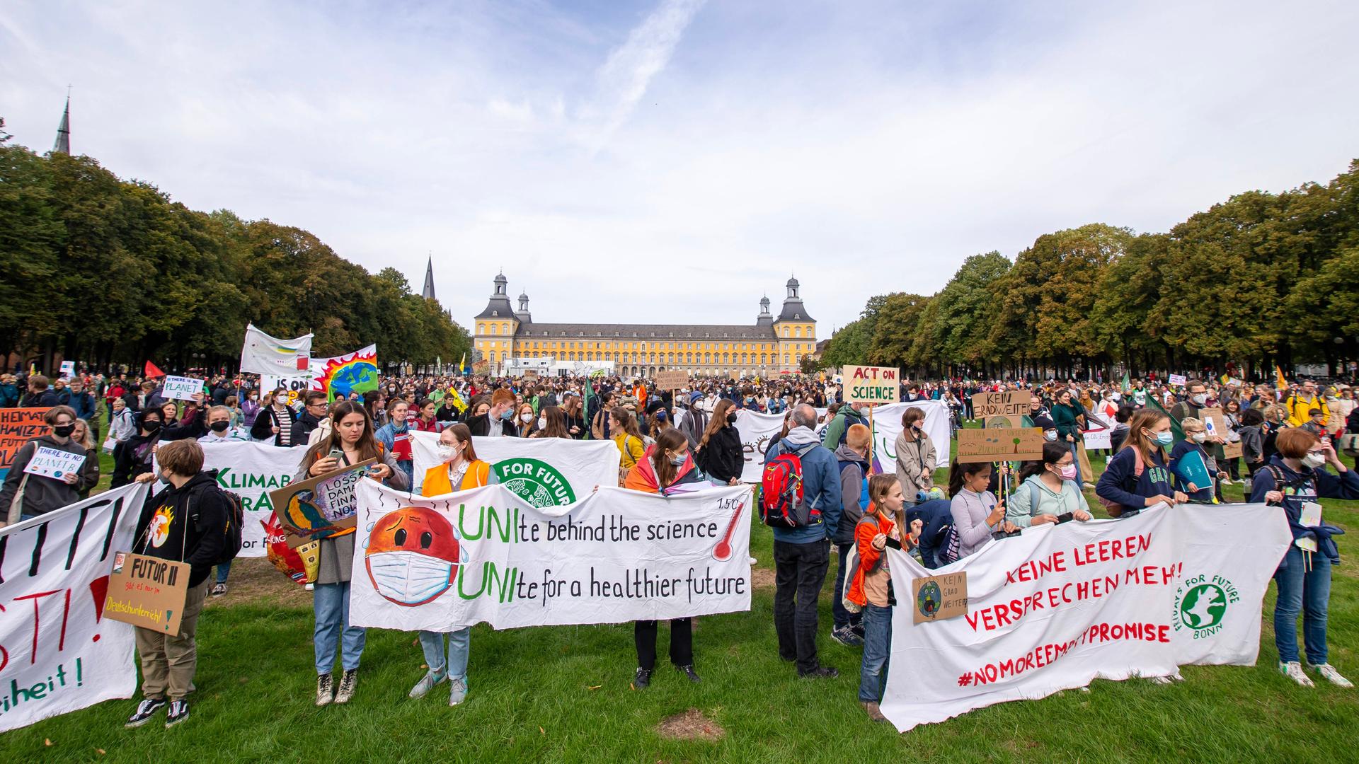 Eine Demonstration von Fridays for Future zieht durch Bonn