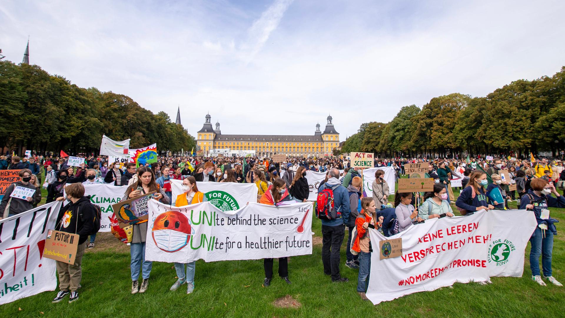 Eine Demonstration von Fridays for Future zieht durch Bonn Eine Demonstration von Fridays for Future zieht durch Bonn