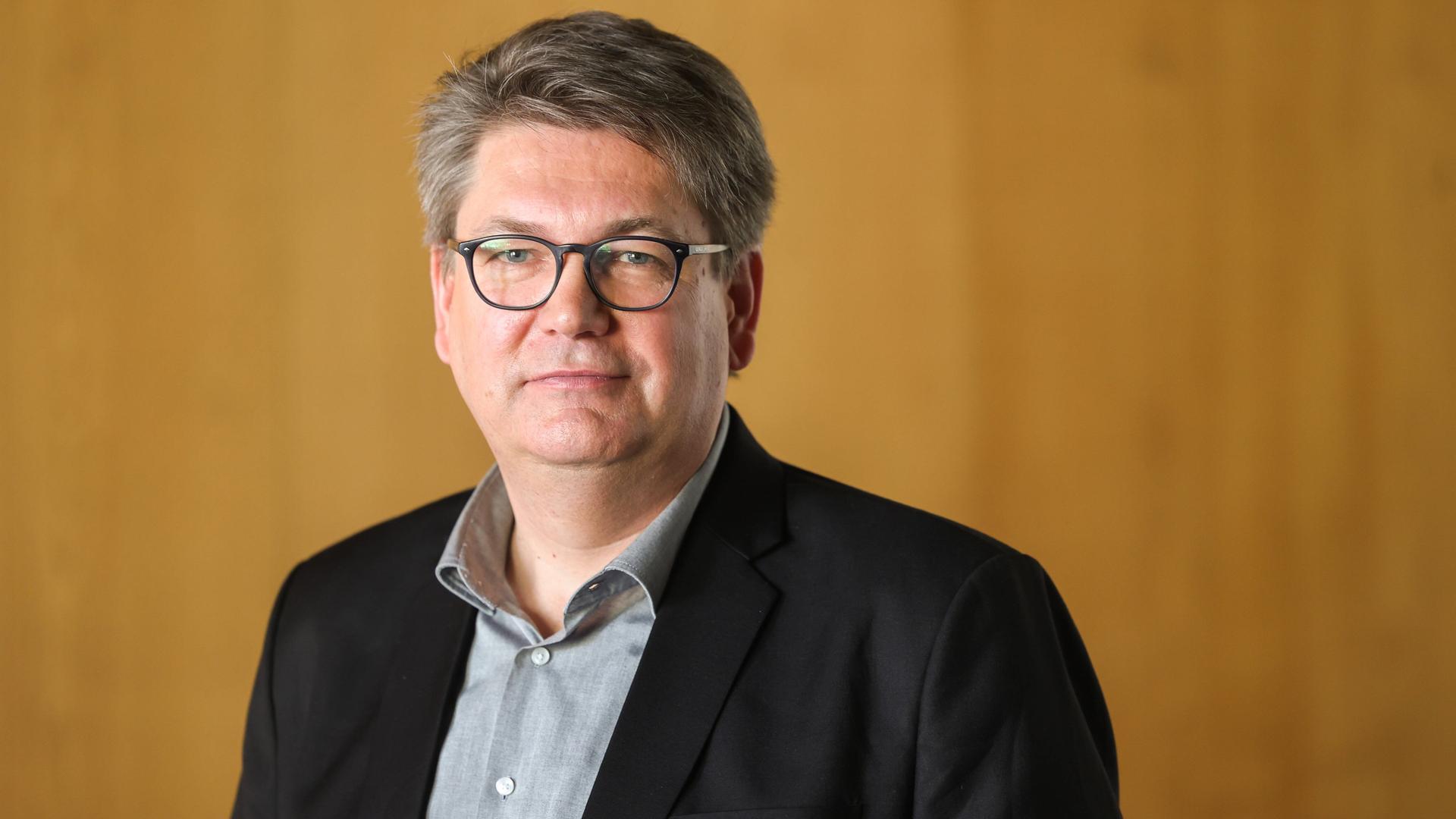 Matthias Pees im Porträt. Matthias Pees im Porträt.