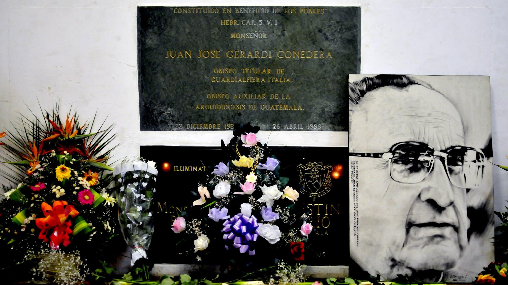 Porträt des 1998 ermordeten Bischofs Juan Gerardi an seiner Krypta in der Metropolitan-Kathedrale in Guatemala-Stadt. Hier bei einer Trauerfeier im Jahr 2010 Porträt des 1998 ermordeten Bischofs Juan Gerardi an seiner Krypta in der Metropolitan-Kathedrale in Guatemala-Stadt. Hier bei einer Trauerfeier im Jahr 2010