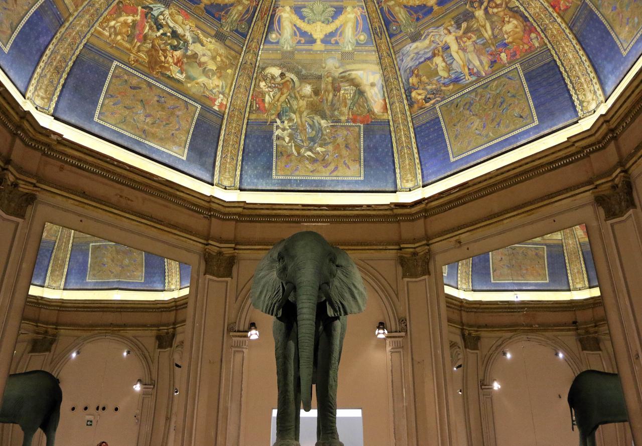 Katharina Fritschs Arbeit "Elephant" steht auf einem Sockel im zentralen Pavillon in Venedig
