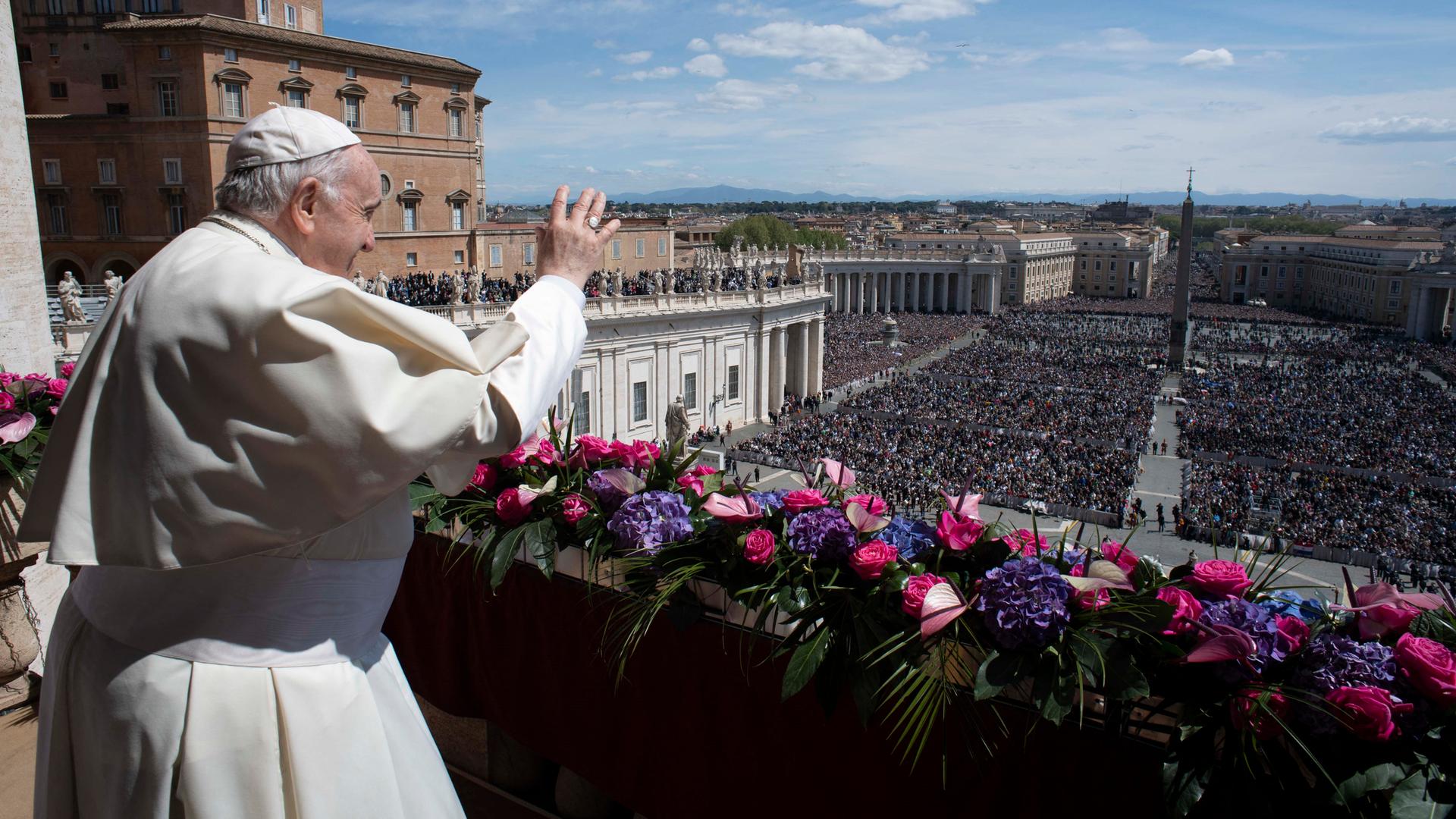 Papst Franziskus segnet die Gläubigen auf dem Peters-Platz. Papst Franziskus segnet die Gläubigen auf dem Peters-Platz.