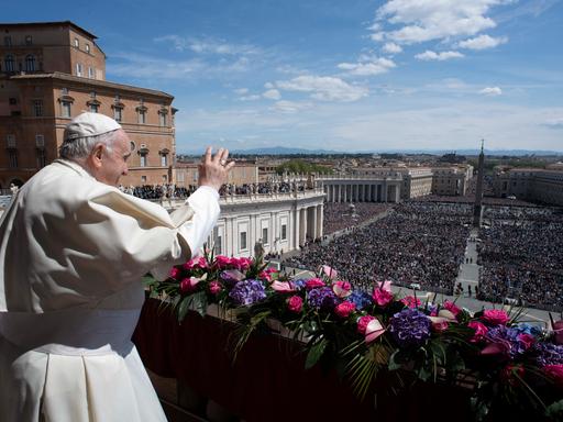 Papst Franziskus segnet die zehntausenden Gläubigen auf dem Petersplatz von seiner Loggia aus.