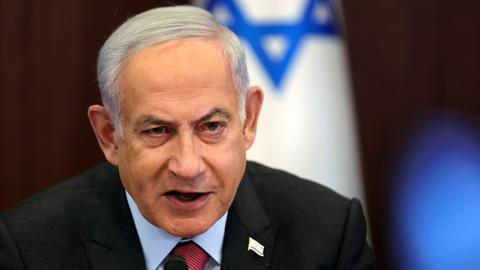 Benjamin Netanjahu, Ministerpräsident von Israel, spricht. Im Hintergrund ist die israelische Flagge zu sehen.