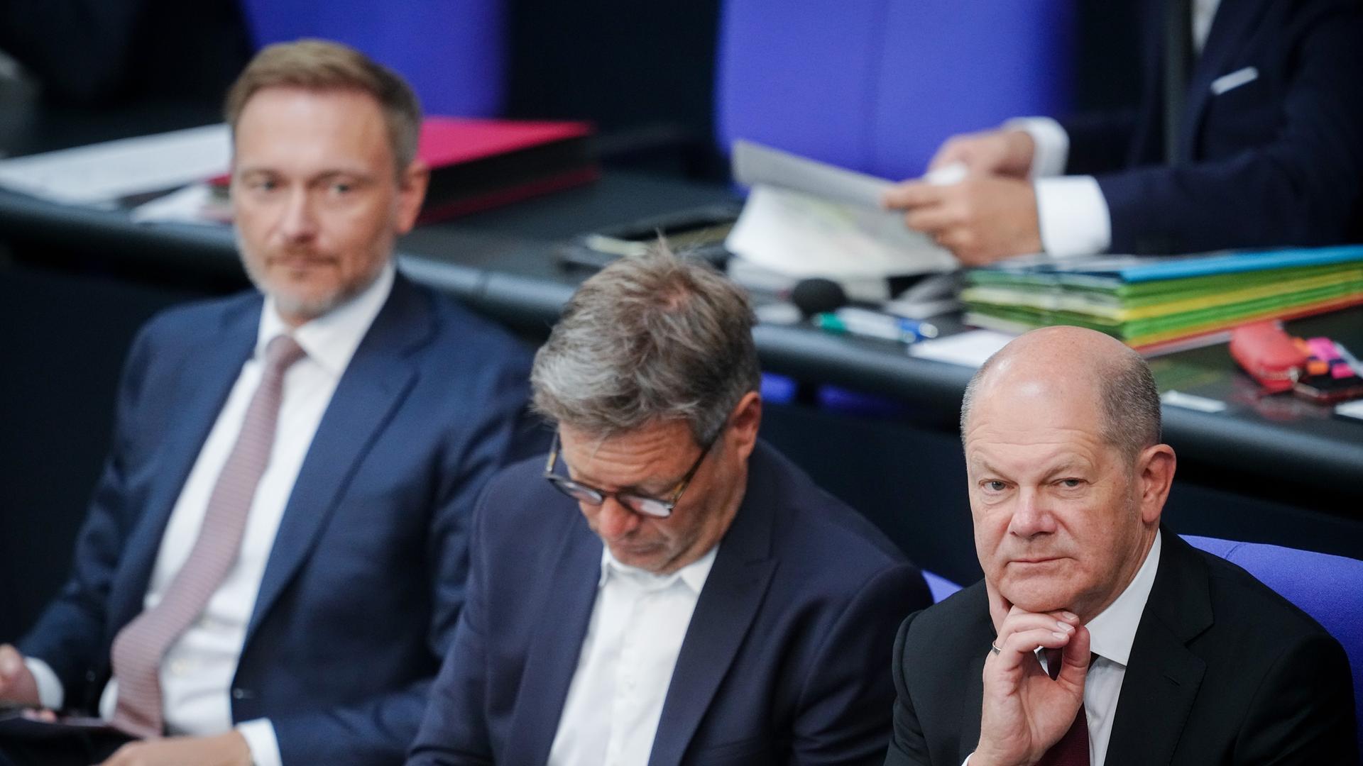 Christian Lindner (l-r, FDP), Bundesminister der Finanzen, Robert Habeck (Bündnis 90/Die Grünen), Bundesminister für Wirtschaft und Klimaschutz, und Bundeskanzler Olaf Scholz (SPD) nehmen an der Generaldebatte zum Haushalt im Bundestag teil.