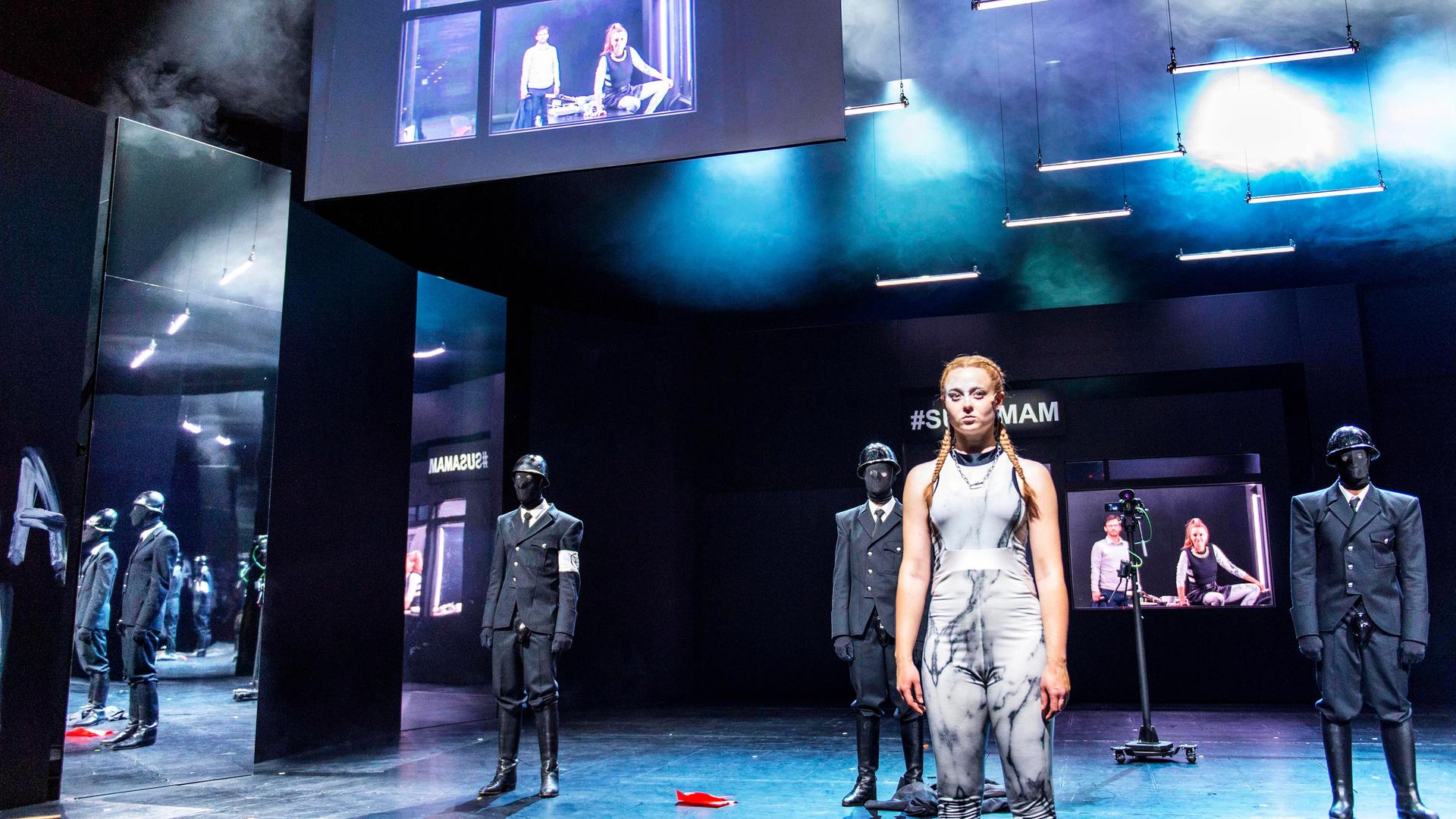 Uraufführung MEDEA 38 mit Linda Belinda Podszus als Medea und dem Ensemble auf der Bühne. Uraufführung MEDEA 38 mit Linda Belinda Podszus als Medea und dem Ensemble auf der Bühne.