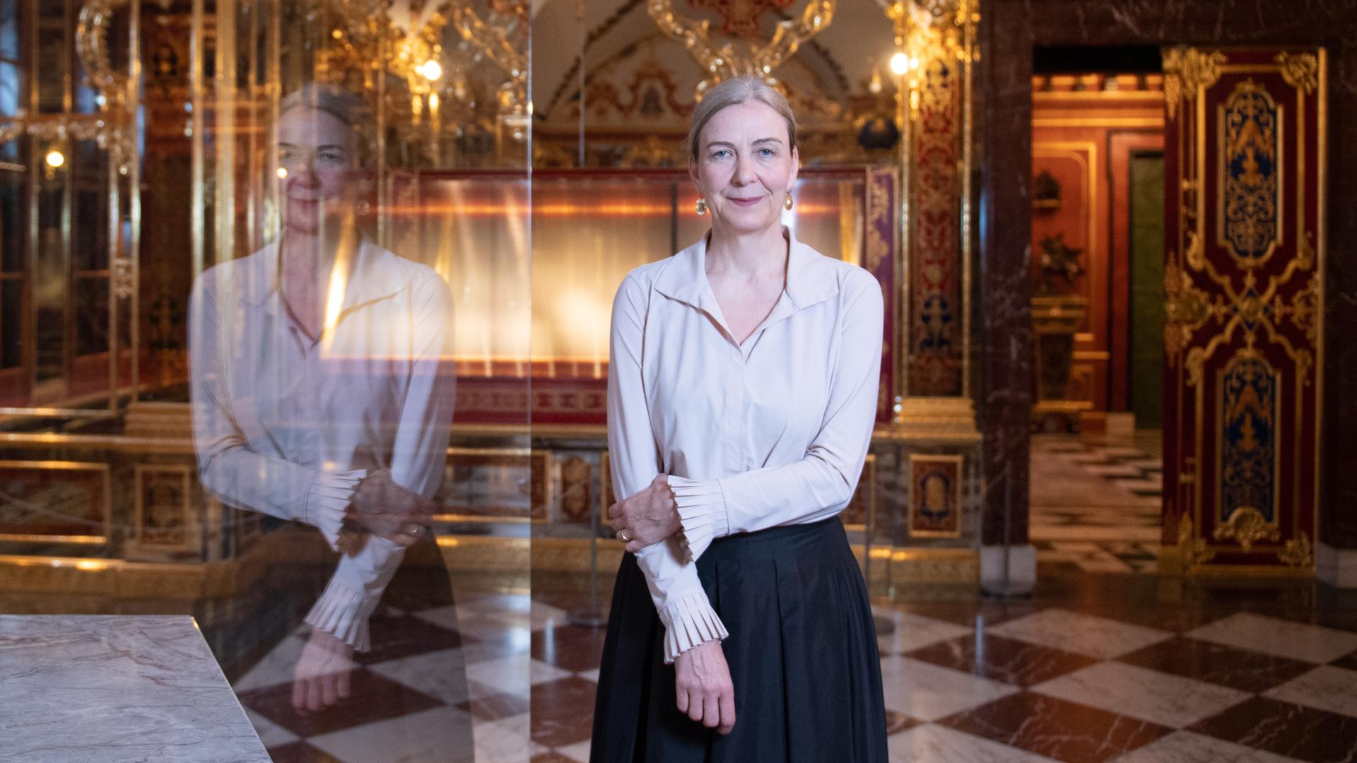 Marion Ackermann, die Generaldirektorin der Staatlichen Kunstsammlungen Dresden, steht im Historischen Grünen Gewölbe Marion Ackermann, die Generaldirektorin der Staatlichen Kunstsammlungen Dresden, steht im Historischen Grünen Gewölbe