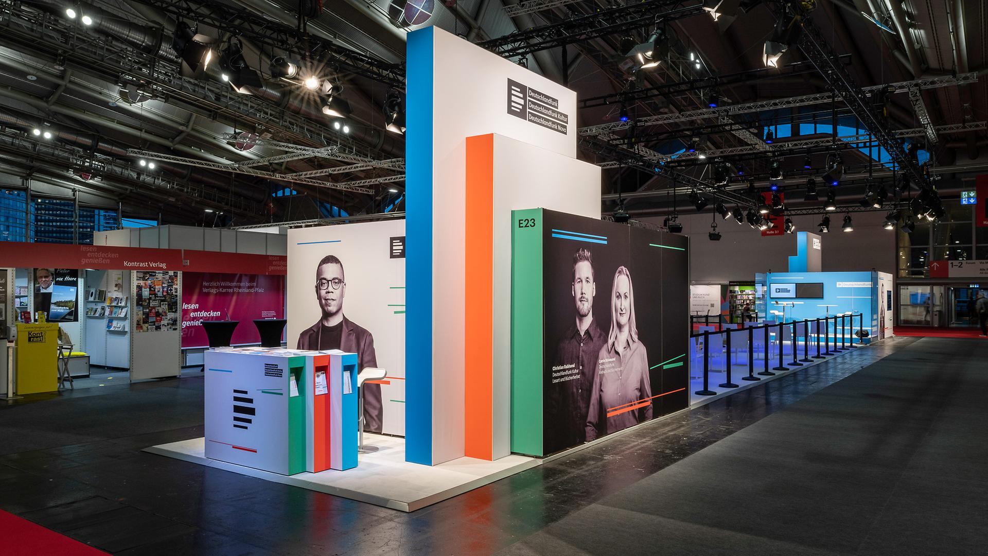 Der Stand von Deutschlandfunk, Deutschlandfunk Kultur und Deutschlandfunk Nova auf der Frankfurter Buchmesse 2021 Der Stand von Deutschlandfunk, Deutschlandfunk Kultur und Deutschlandfunk Nova auf der Frankfurter Buchmesse 2021
