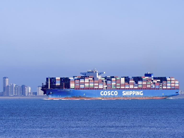 Chinesisches Containerschiff von Cosco Shipping, beladen mit Containern auf der Nordsee, unter der Flagge von Hongkong