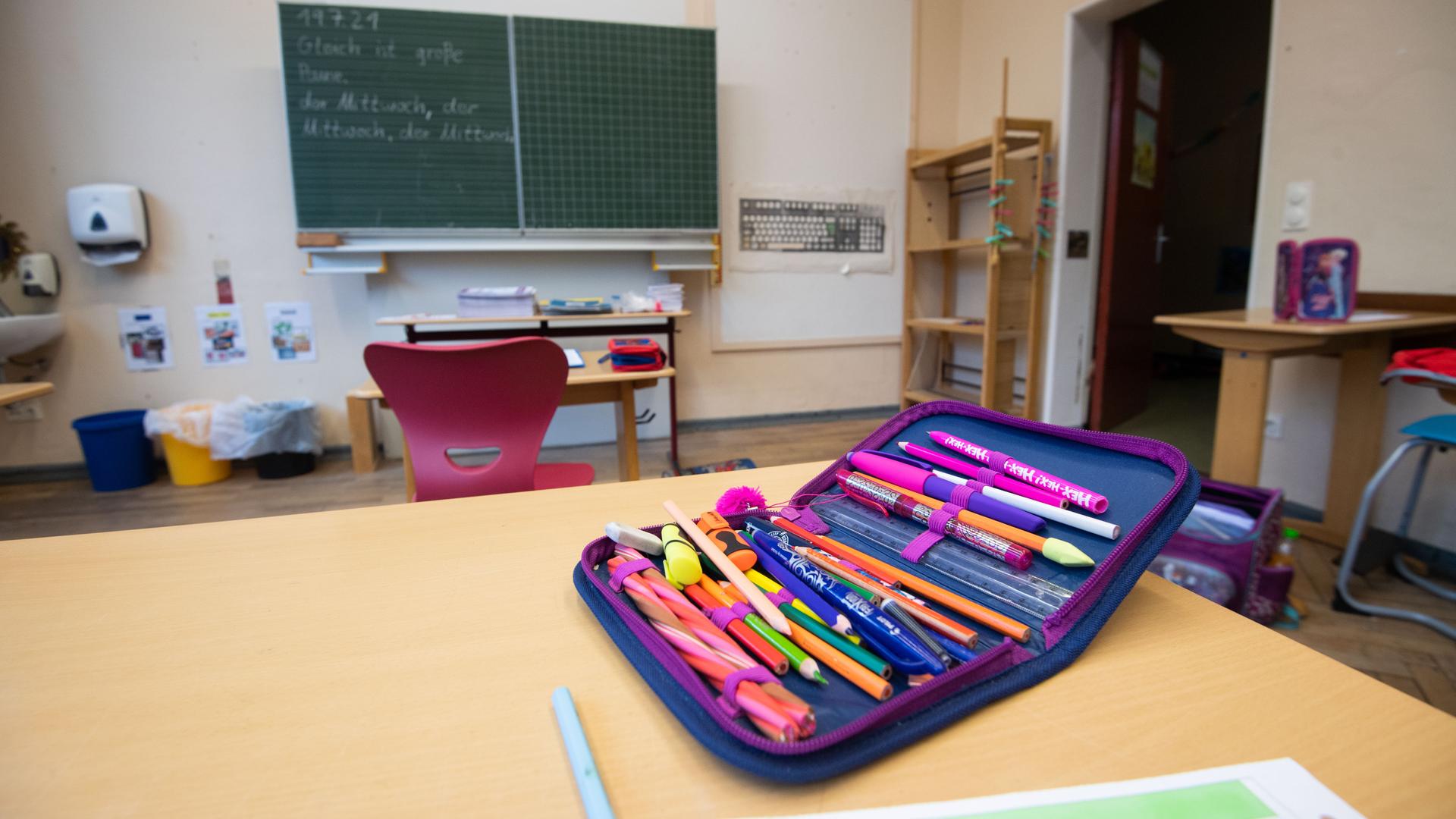 Ein Federmäppchen liegt in einem Klassenraum
Ein Federmäppchen liegt in einem Klassenraum