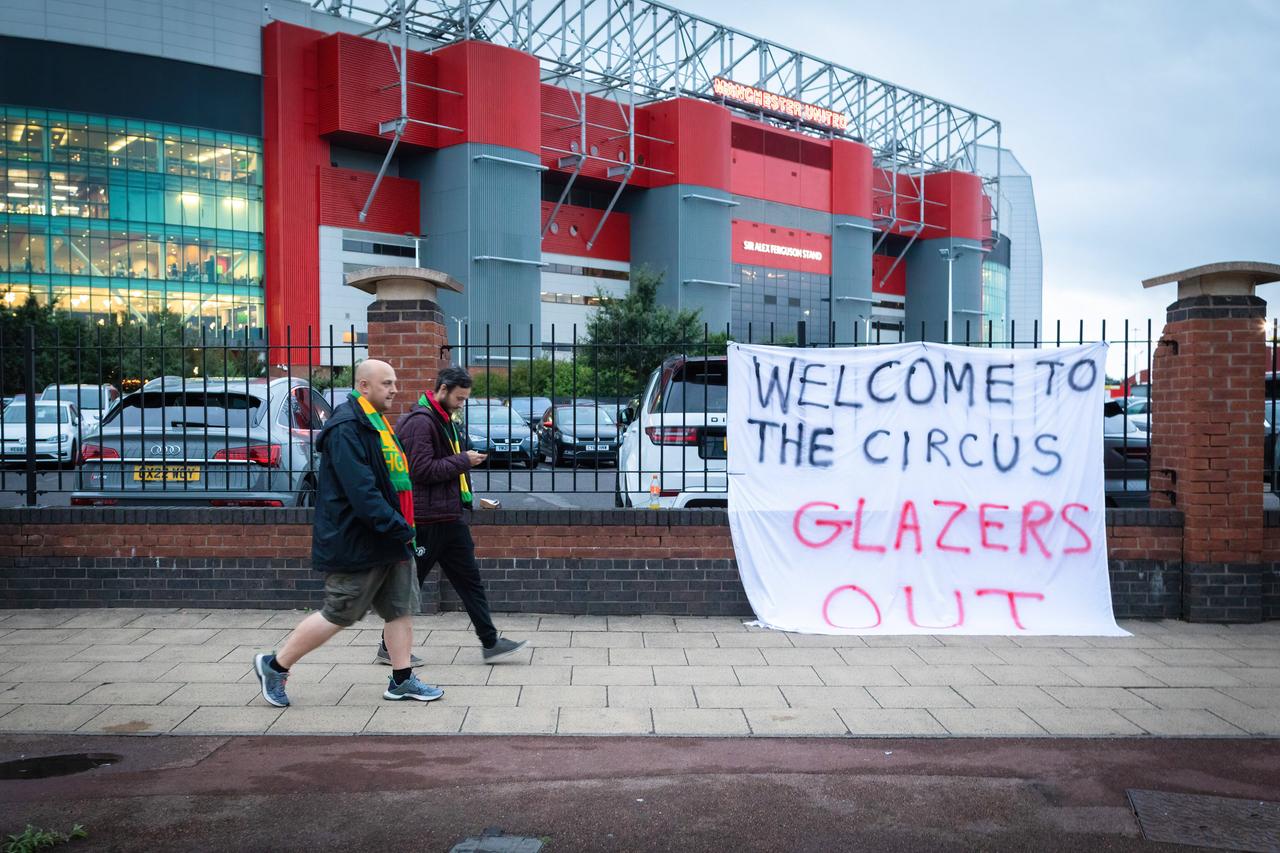 Die Fans protestieren gegen die Eigentümer von Manchester United, die Familie Glazer. Die Fans protestieren gegen die Eigentümer von Manchester United, die Familie Glazer.