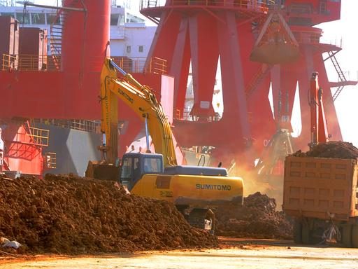 Ein Bagger lädt im Hafen von Lianyungang in China seltene Erden auf einen Lastwagen 