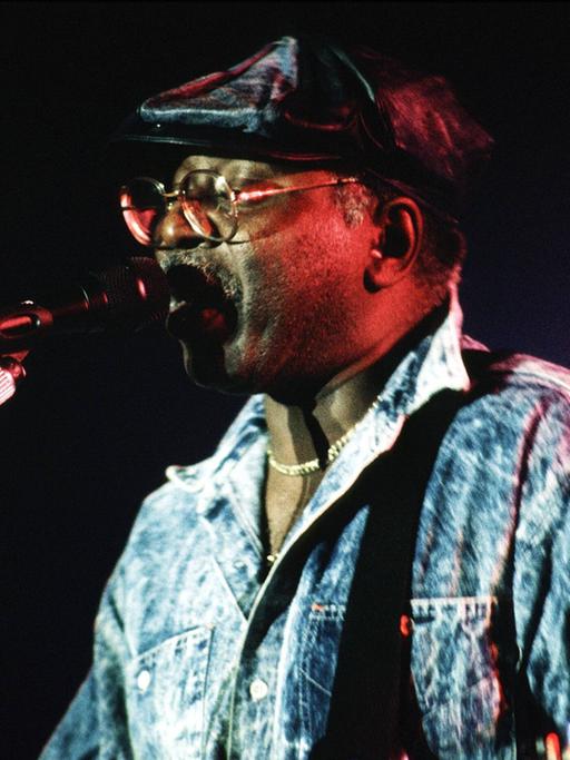 Curtis Mayfield 1987 am Mikrofon beim Konzert im Berliner Tempodrom