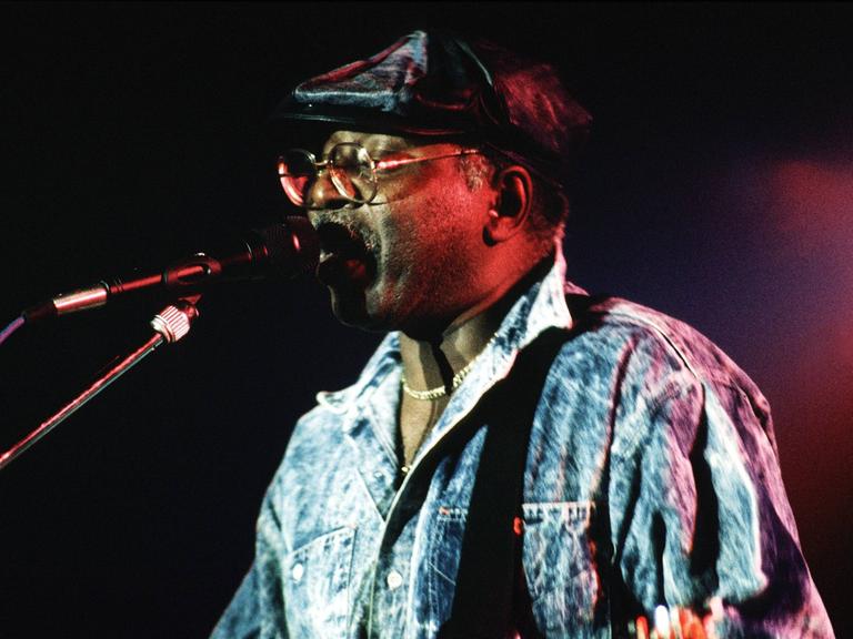 Curtis Mayfield 1987 am Mikrofon beim Konzert im Berliner Tempodrom