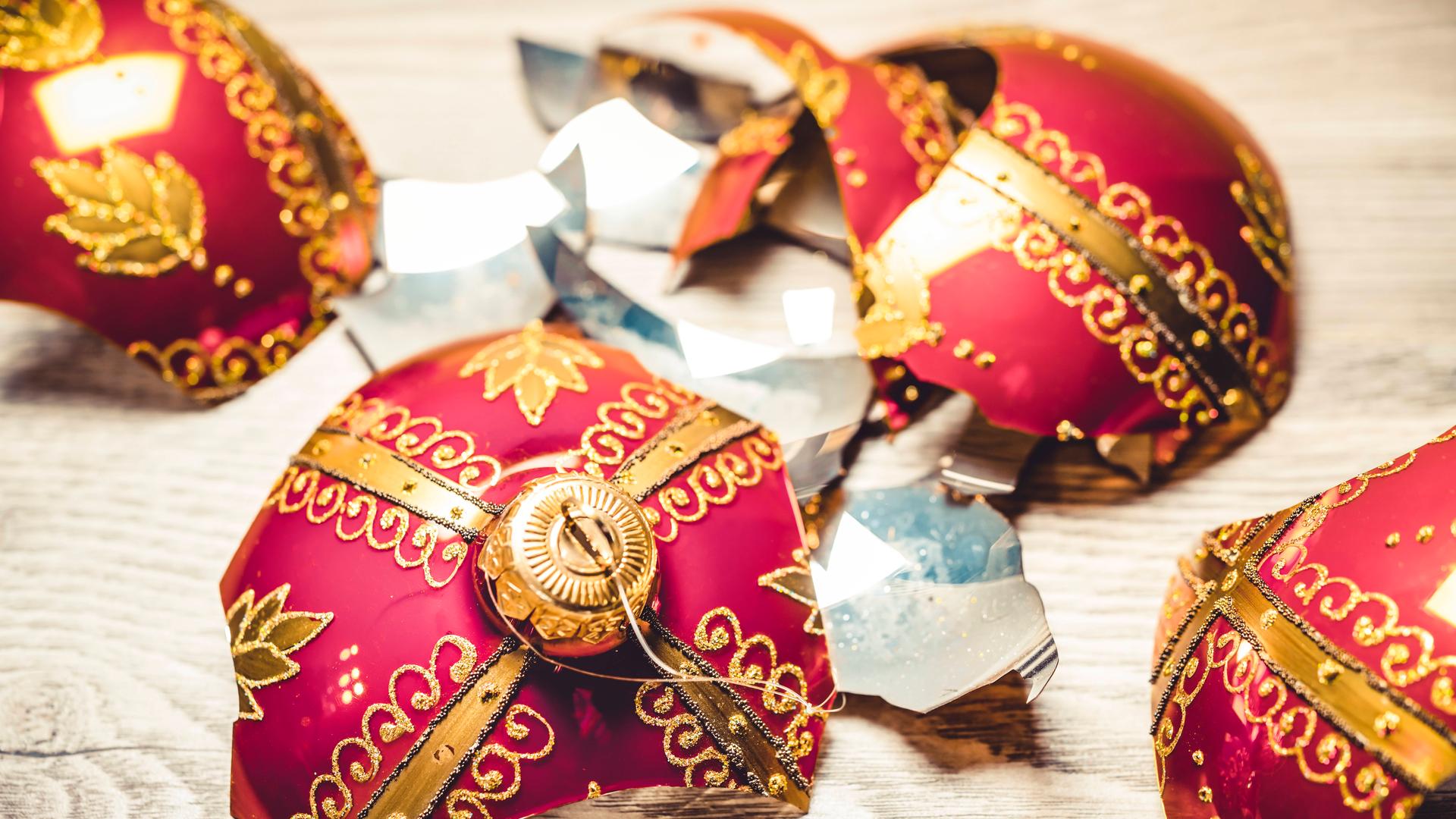 Zerbrochene Christbaumkugeln Zerbrochene Christbaumkugeln