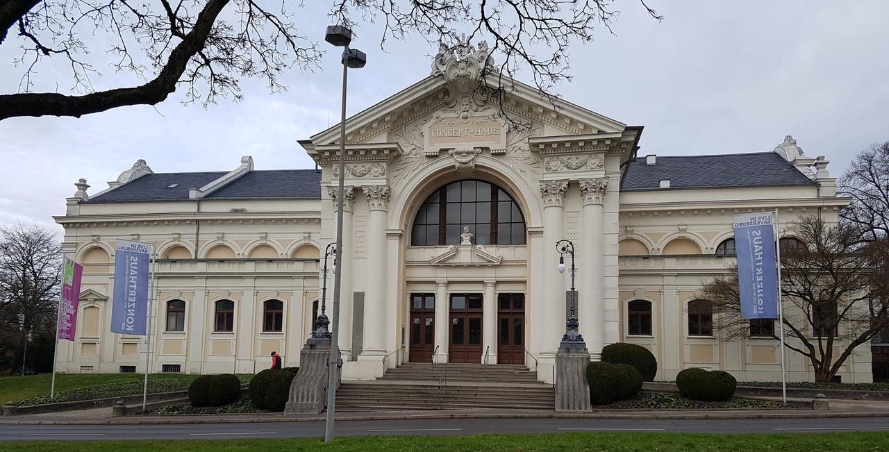 Blick auf den neobarocken Theaterbau über eine Straße hinweg. Blick auf den neobarocken Theaterbau über eine Straße hinweg.