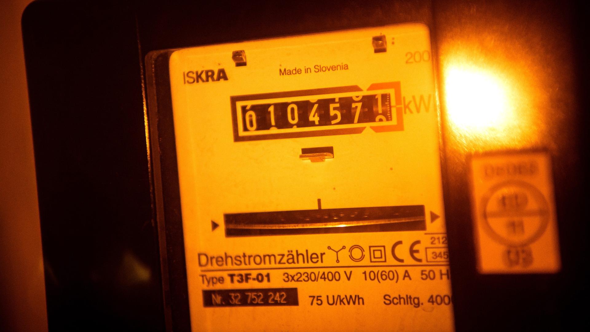 Ein Stromzähler zeigt in einem Mietshaus die verbrauchten Kilowattstunden an 