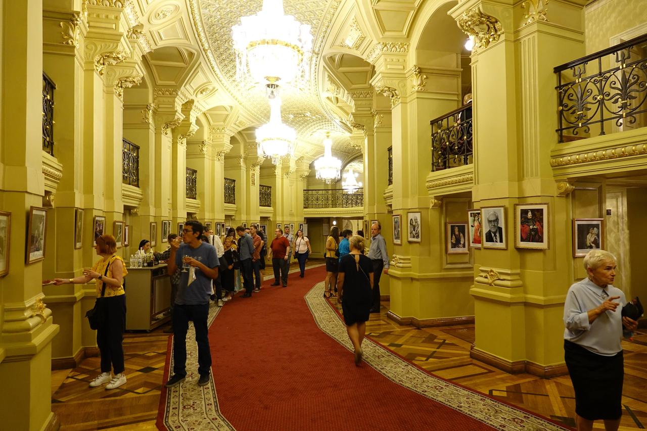 Zuschauer im Foyer des Opernhauses von Kiew. 