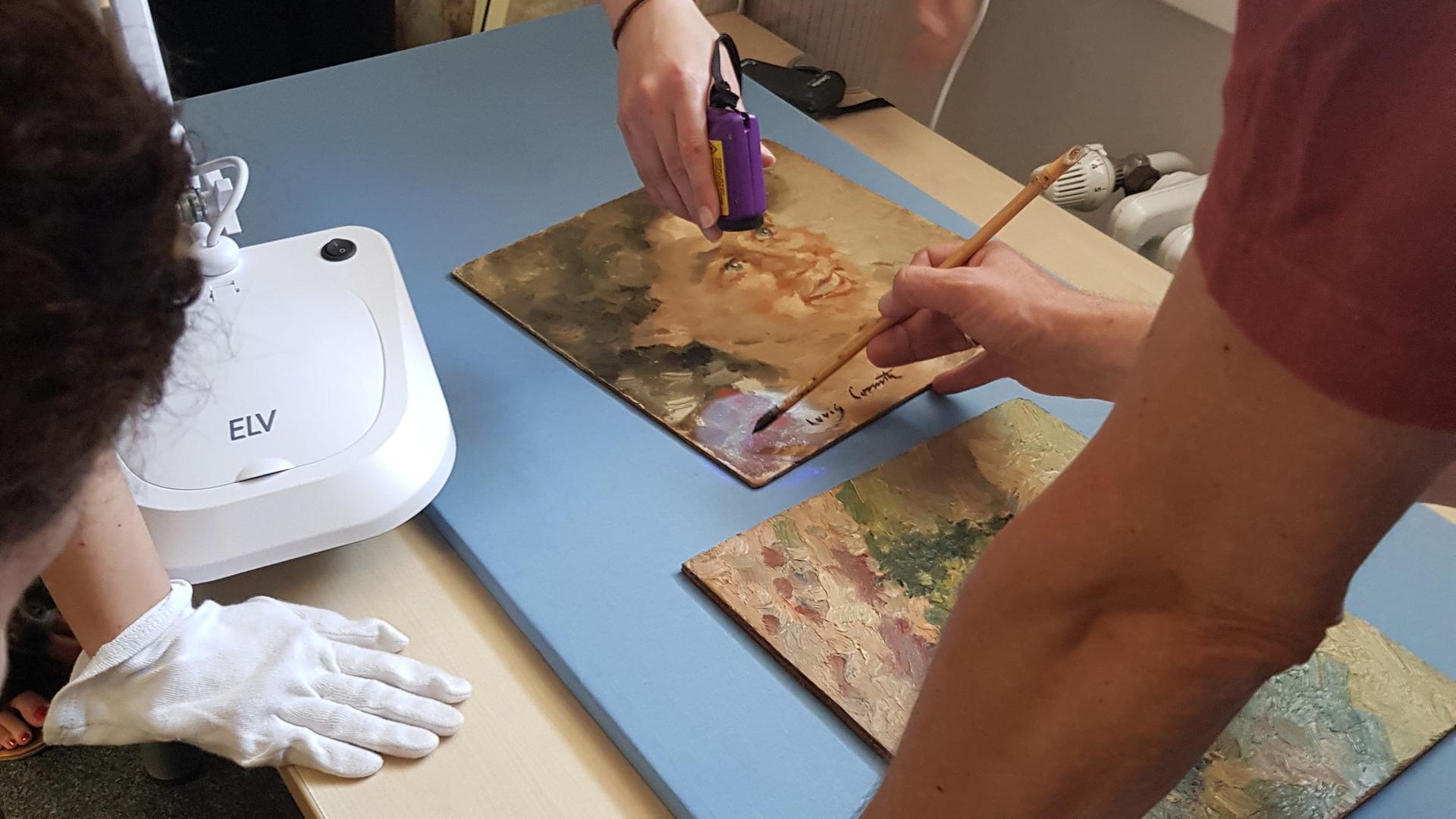 Studierende der Kunstgeschichte an der Universität Heidelberg untersuchen ein Gemälde daraufhin, ob es eine Fälschung ist Studierende der Kunstgeschichte an der Universität Heidelberg untersuchen ein Gemälde daraufhin, ob es eine Fälschung ist