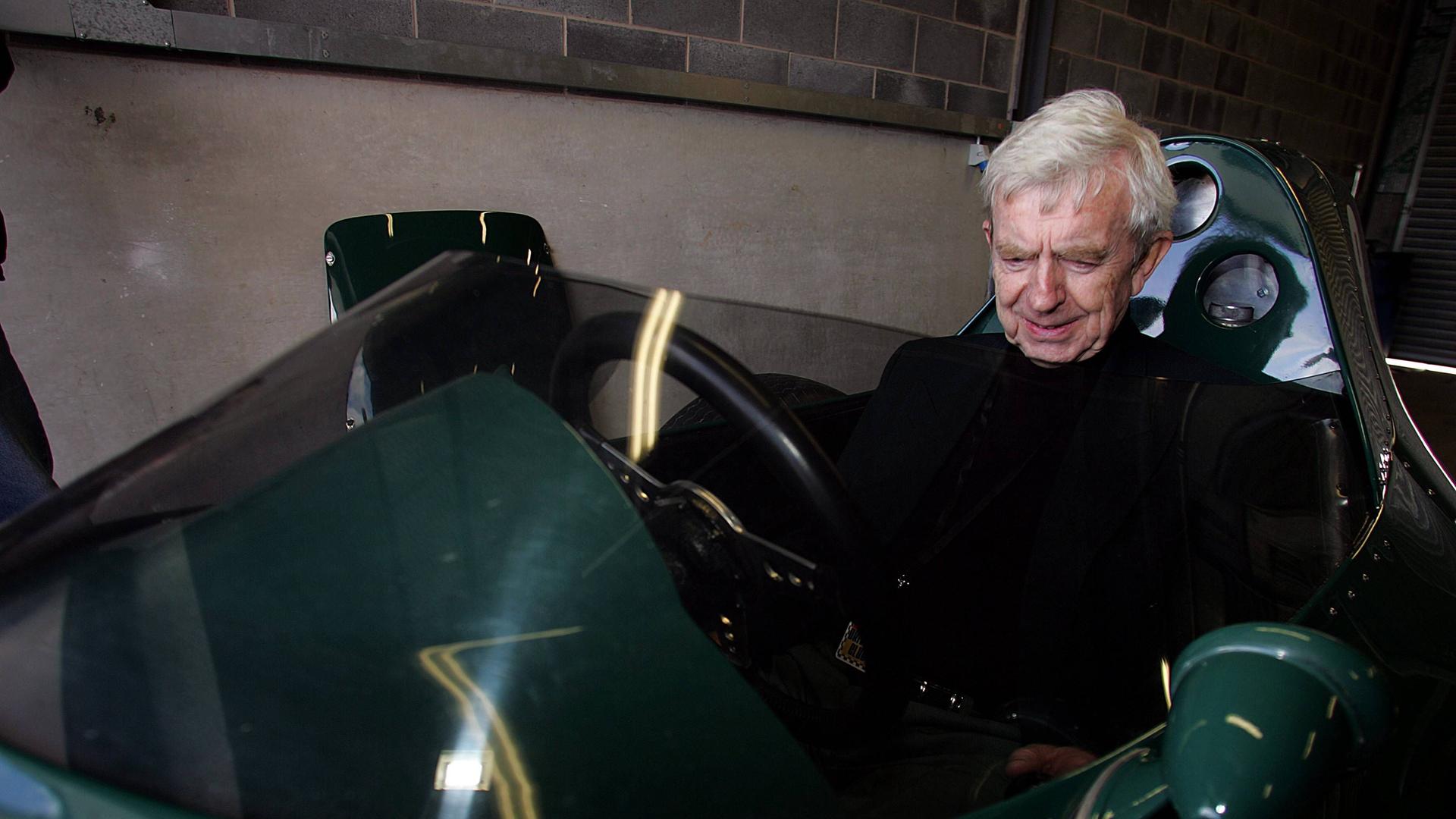 Der frühere britische Formel-1-Fahrer Tony Brooks im Cockpit von einem alten Renn-Auto. Der frühere britische Formel-1-Fahrer Tony Brooks im Cockpit von einem alten Renn-Auto.