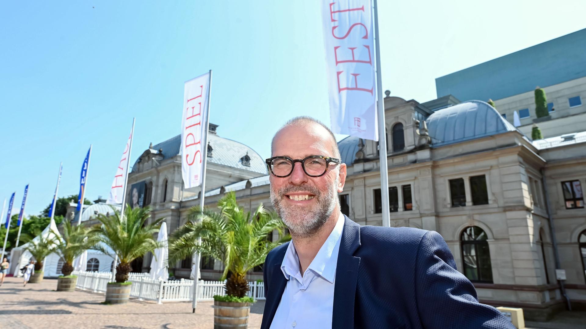 Auf dem Bild ist Festpielhaus Intendant Benedikt Stampa zu sehen, wie er freundlich in die Kamera lächelt. Auf dem Bild ist Festpielhaus Intendant Benedikt Stampa zu sehen, wie er freundlich in die Kamera lächelt.