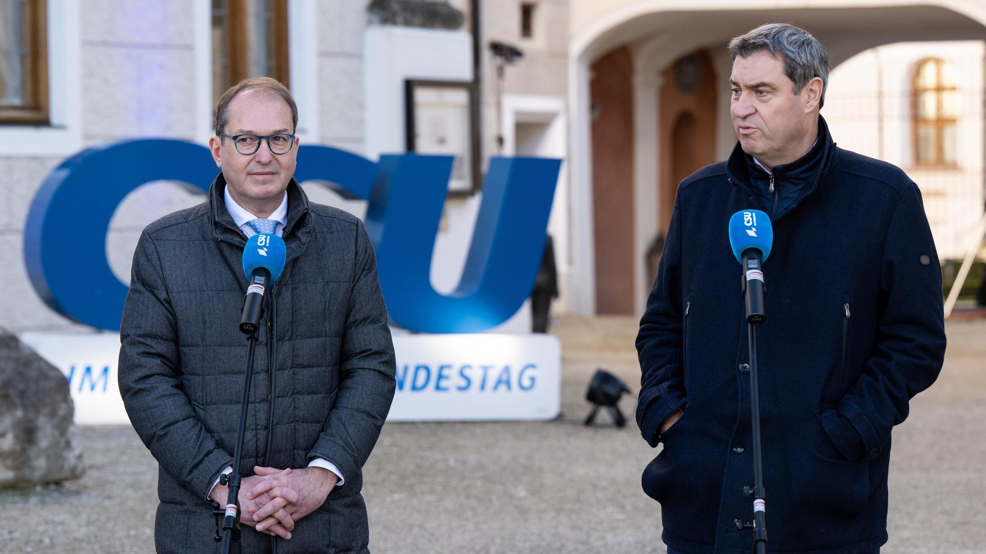 Markus Söder (r, CSU), Ministerpräsident von Bayern und CSU-Vorsitzender, und Alexander Dobrindt, CSU-Landesgruppenchef, geben beim Auftakt der Winterklausur der CSU im Bundestag im Kloster Seeon ein Pressestatement. Markus Söder (r, CSU), Ministerpräsident von Bayern und CSU-Vorsitzender, und Alexander Dobrindt, CSU-Landesgruppenchef, geben beim Auftakt der Winterklausur der CSU im Bundestag im Kloster Seeon ein Pressestatement.