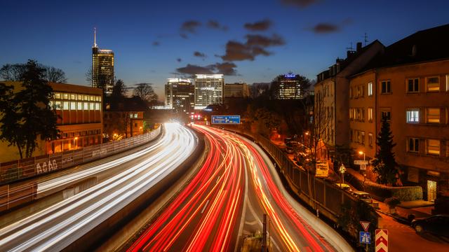 Autobahn A40 beim Feierabendverkehr mit Blick Richtung Essener Stadtzentrum, Essen, Nordrhein-Westfalen, Deutschland