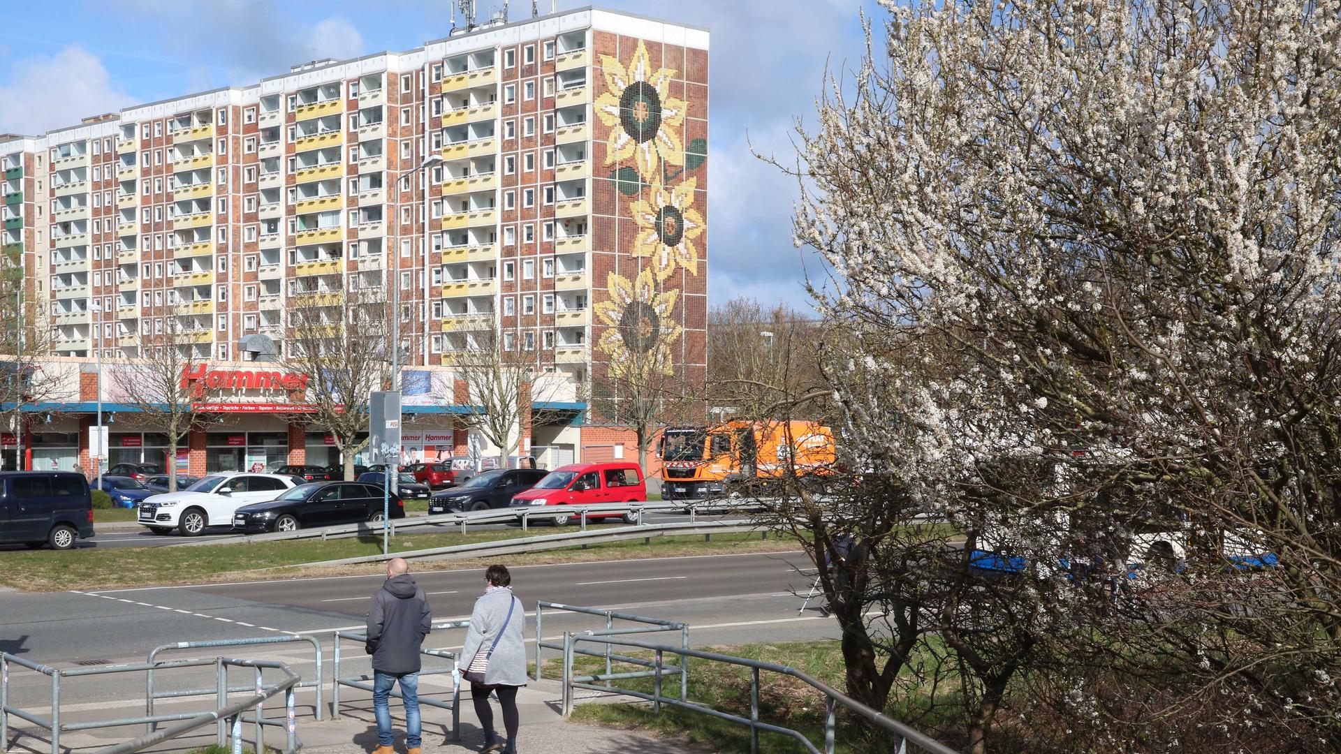 Ein Plattenbau mit einer Abbildung drei großer Sonnenblumen an einer Gebäudeseite. Ein Plattenbau mit einer Abbildung drei großer Sonnenblumen an einer Gebäudeseite.