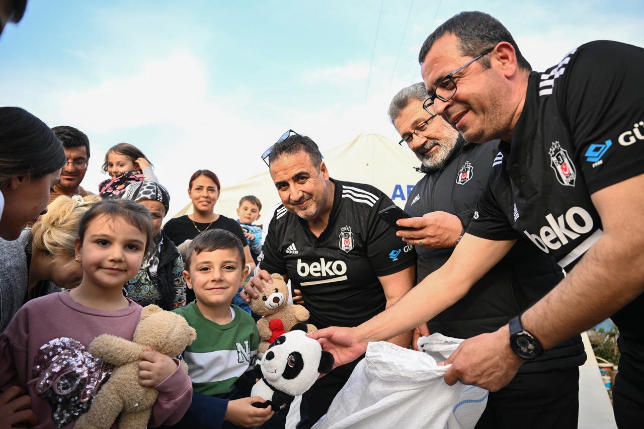 Besiktas-Fans überreichen Stofftiere an Kinder im türkischen Erdbebengebiet Besiktas-Fans überreichen Stofftiere an Kinder im türkischen Erdbebengebiet