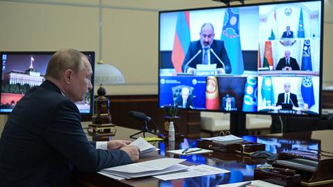 Wladimir Putin sitzt vor einer Videokonferenz mit den Machthabern der anderen OVKS-Staaten.
