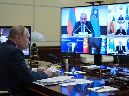 Wladimir Putin sitzt vor einer Videokonferenz mit den Machthabern der anderen OVKS-Staaten.