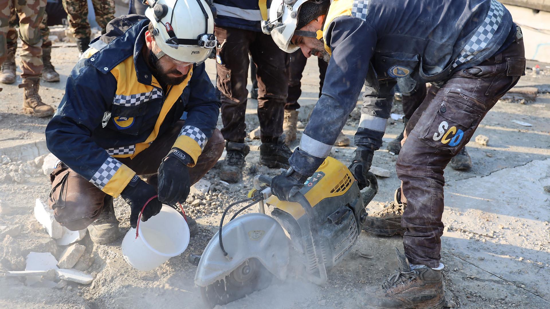 Erdbeben in Türkei und Syrien - Mehr als 5.000 Tote - Hilfe läuft langsam an