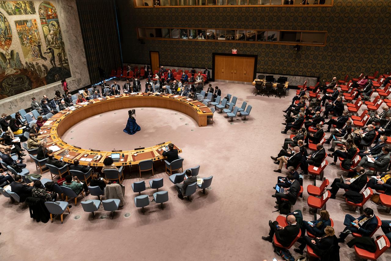 Eine Totale zeigt den Sitzungssaal des Sicherheitsrats der Vereinten Nationen während einer Abstimmung.