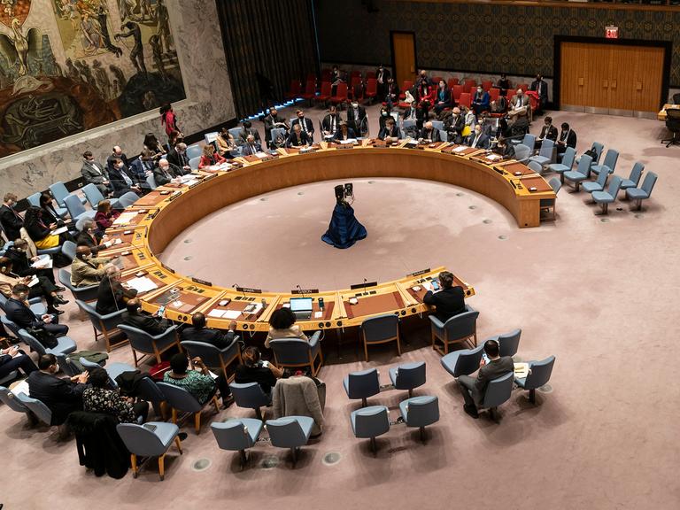Eine Totale zeigt den Sitzungssaal des Sicherheitsrats der Vereinten Nationen.