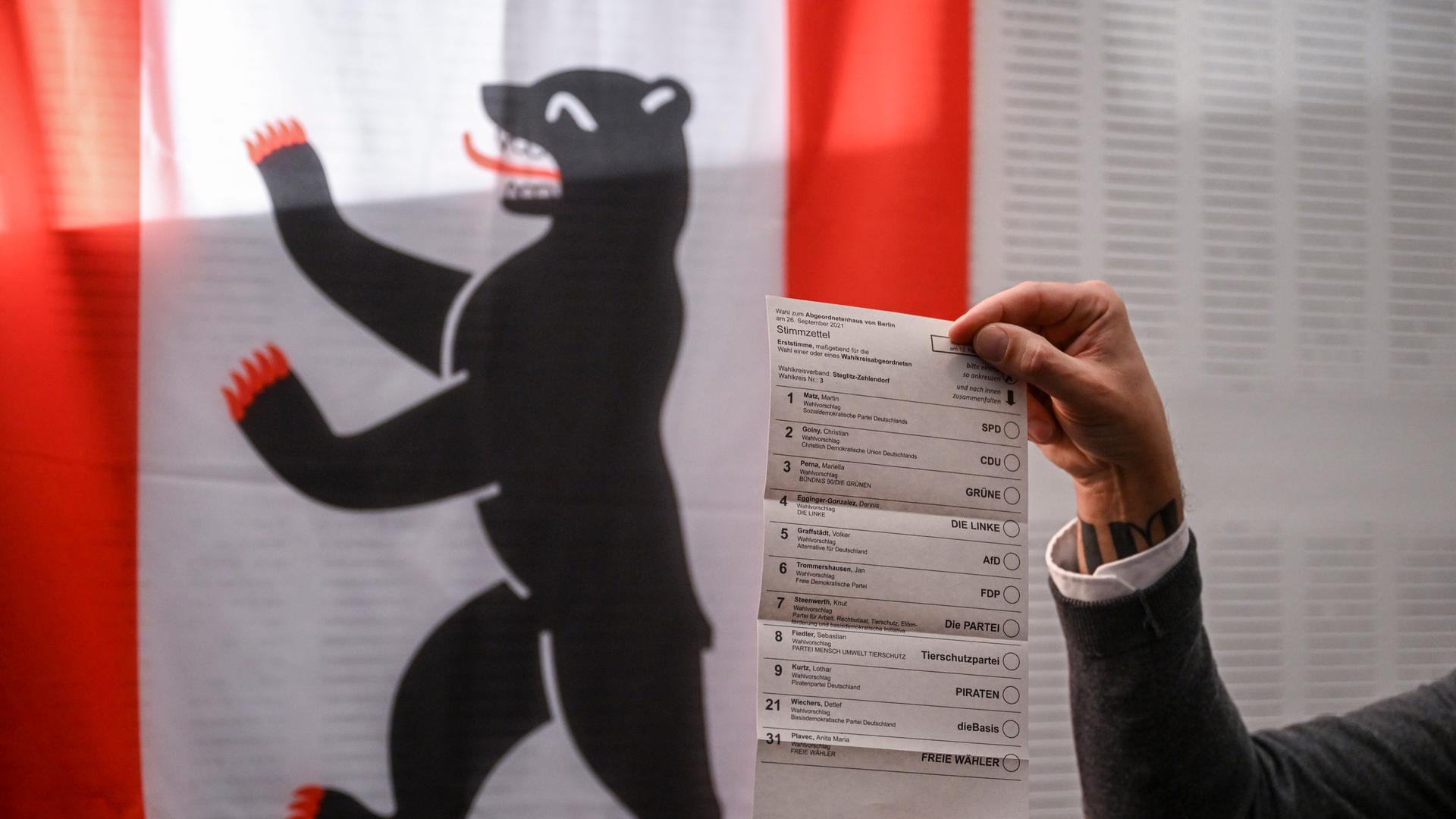 Ein Mann hält den Stimmzettel für die Erststimme in den Händen. Zum Beginn der Briefwahl für die Berliner Wiederholungswahlen am 12. Februar werden bei einem Pressetermin im Rathaus Zehlendorf die Vorbereitungen vorgestellt. Ein Mann hält den Stimmzettel für die Erststimme in den Händen. Zum Beginn der Briefwahl für die Berliner Wiederholungswahlen am 12. Februar werden bei einem Pressetermin im Rathaus Zehlendorf die Vorbereitungen vorgestellt.