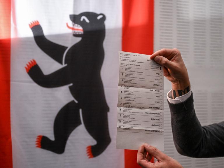Ein Mann hält den Stimmzettel für die Erststimme in den Händen. Zum Beginn der Briefwahl für die Berliner Wiederholungswahlen am 12. Februar werden bei einem Pressetermin im Rathaus Zehlendorf die Vorbereitungen vorgestellt.
