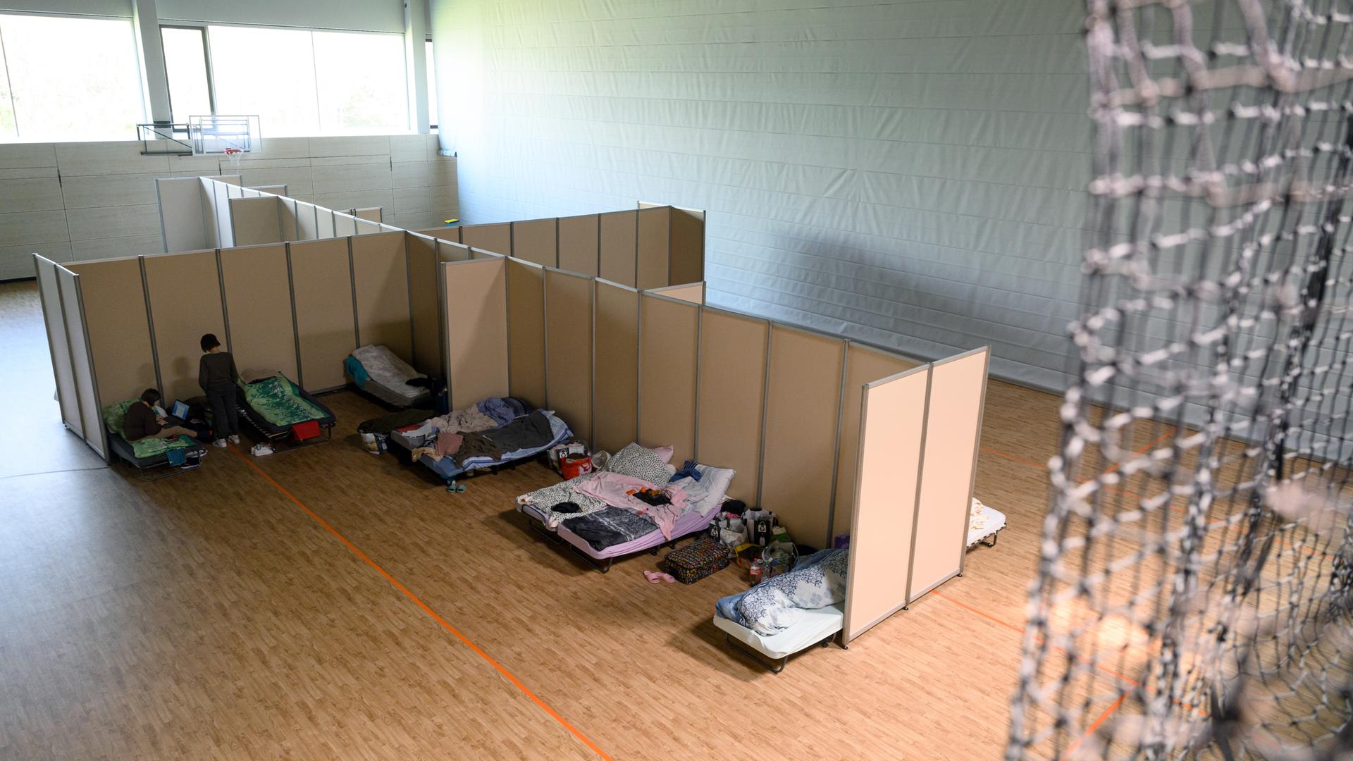 Blick in die Turnhalle eines Gymnasiums , die derzeit als Notunterkunft für geflüchtete Menschen aus der Ukraine genutzt wird. Blick in die Turnhalle eines Gymnasiums , die derzeit als Notunterkunft für geflüchtete Menschen aus der Ukraine genutzt wird.