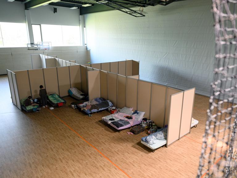 Blick in die Turnhalle eines Gymnasiums , die derzeit als Notunterkunft für geflüchtete Menschen aus der Ukraine genutzt wird.