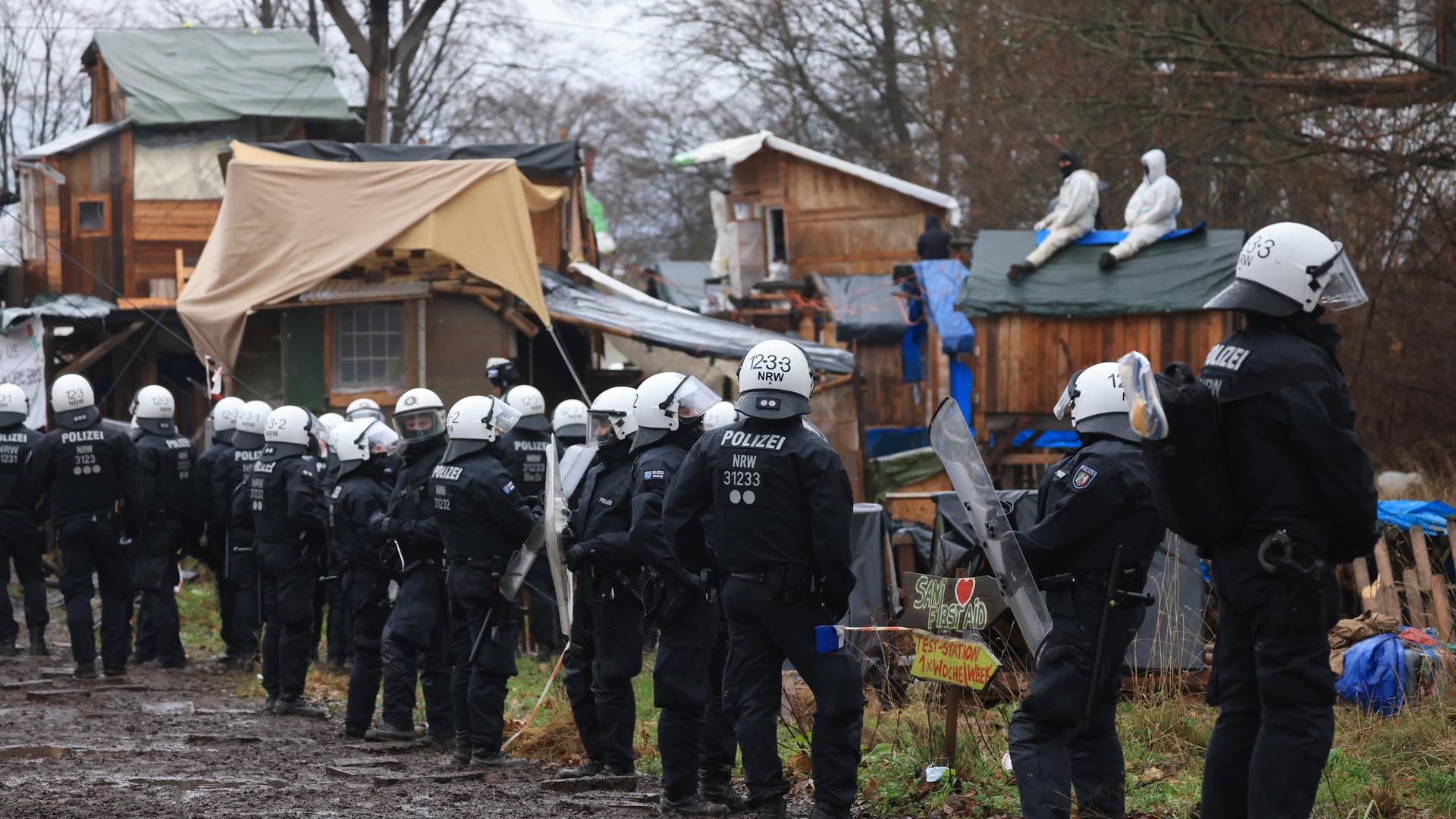 Polizisten rücken in den von Klimaaktivisten besetzten Braunkohleort Lützerath vor. Der Energiekonzern RWE will die unter Lützerath liegende Kohle abbaggern - dafür soll der Weiler auf dem Gebiet der Stadt Erkelenz am Braunkohletagebau Garzweiler II abgerissen werden. Polizisten rücken in den von Klimaaktivisten besetzten Braunkohleort Lützerath vor. Der Energiekonzern RWE will die unter Lützerath liegende Kohle abbaggern - dafür soll der Weiler auf dem Gebiet der Stadt Erkelenz am Braunkohletagebau Garzweiler II abgerissen werden.