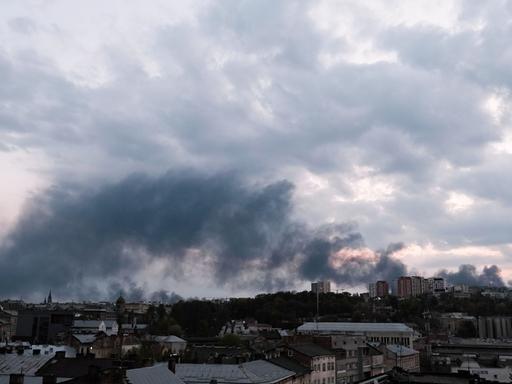 Ukraine, Lwiw: Rauchschwaden ziehen aus Richtung des Lemberger Bahnhofs über Lwiw (Lemberg), nachdem drei russische Raketen in Umspannwerke der Stadt eingeschlagen sind.