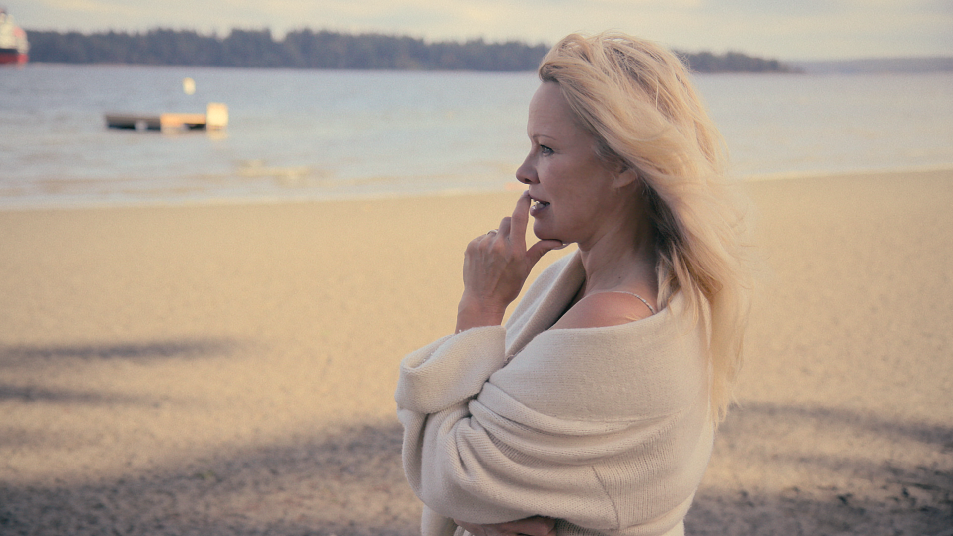 Die Schauspielerin Pamela Anderson steht an einem Sandstrand und schaut aufs Wasser. Die Schauspielerin Pamela Anderson steht an einem Sandstrand und schaut aufs Wasser.