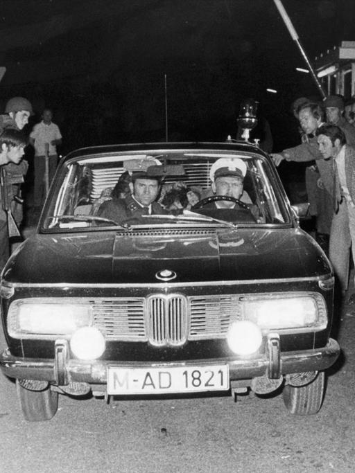 In der Nacht zum 06.09.1972 passierte ein Polizeiauto mit einem verhafteten Araber in Fürstenfeldbruck eine Fotografenschar. 