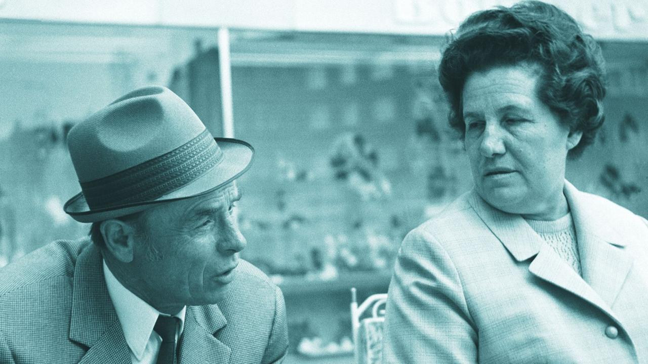 Zu sehen: Ein älteres Ehepaar (Josef und Frieda) aus den 1970er Jahren. Zu sehen: Ein älteres Ehepaar (Josef und Frieda) aus den 1970er Jahren.