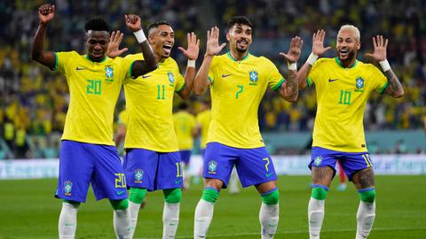 Brasiliens Neymar (r-l) feiert mit Lucas Paqueta, Raphinha und Vinicius Junior sein Tor zum 2-0.